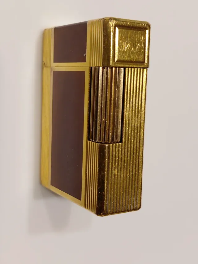 Mechero Dupont en laca china marrón y baño oro