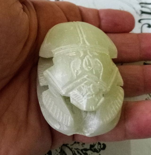 Scarabeo egiziano in alabastro intagliato a mano