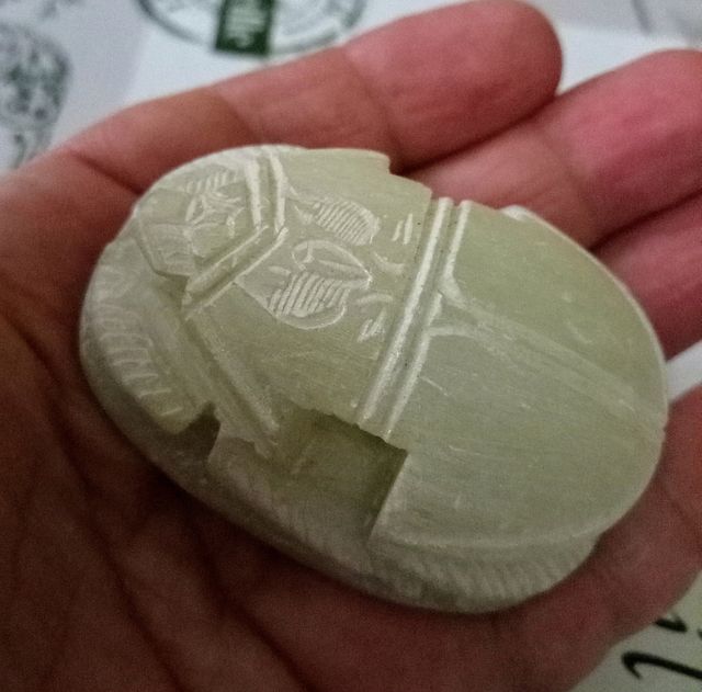 Scarabeo egiziano in alabastro intagliato a mano