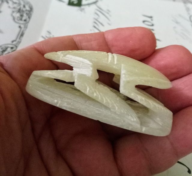 Scarabeo egiziano in alabastro intagliato a mano