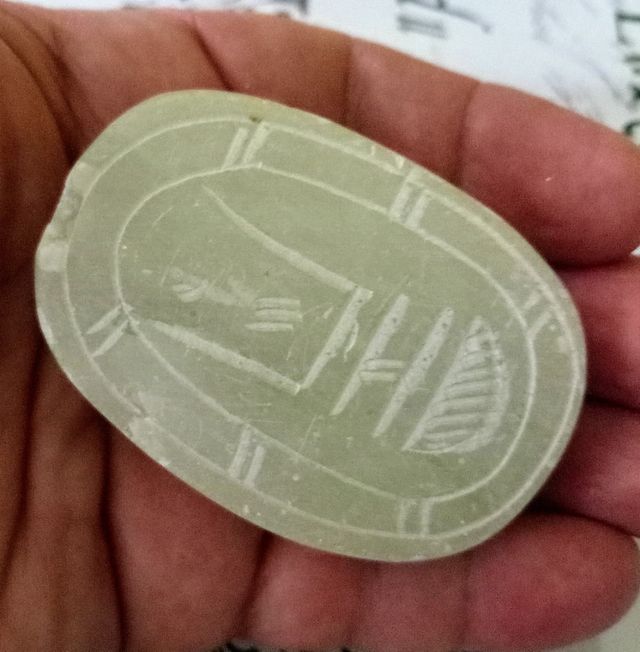 Scarabeo egiziano in alabastro intagliato a mano