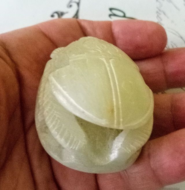 Scarabeo egiziano in alabastro intagliato a mano