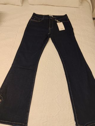 Pantalón vaquero acampanado con botones