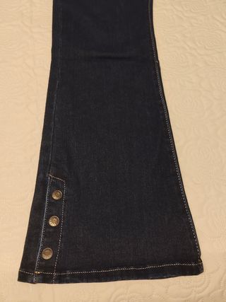 Pantalón vaquero acampanado con botones
