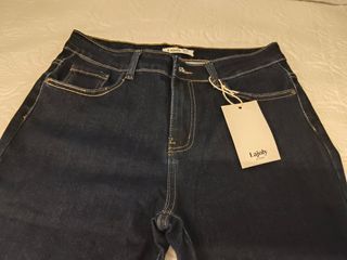 Pantalón vaquero acampanado con botones