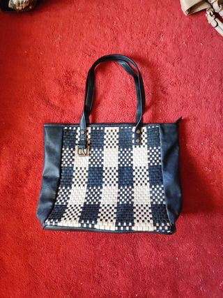 Bolso de mano tejido azul y beige
