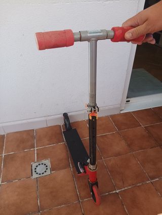 Patinete infantil de 2 ruedas rojo y negro