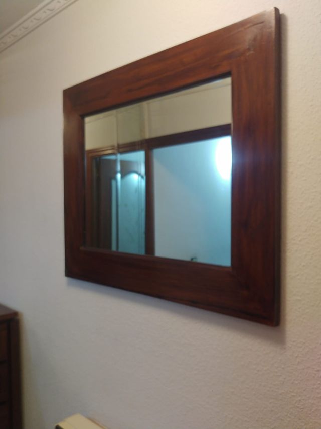 Recibidor de madera con espejo