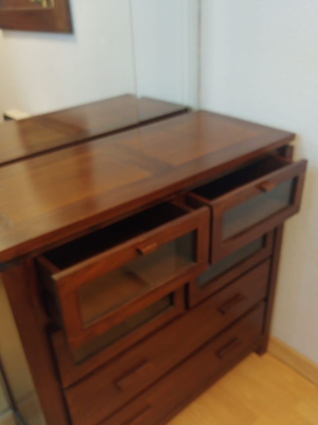 Recibidor de madera con espejo