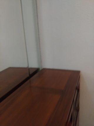 Recibidor de madera con espejo