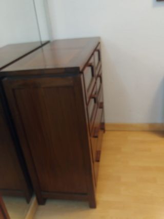 Recibidor de madera con espejo