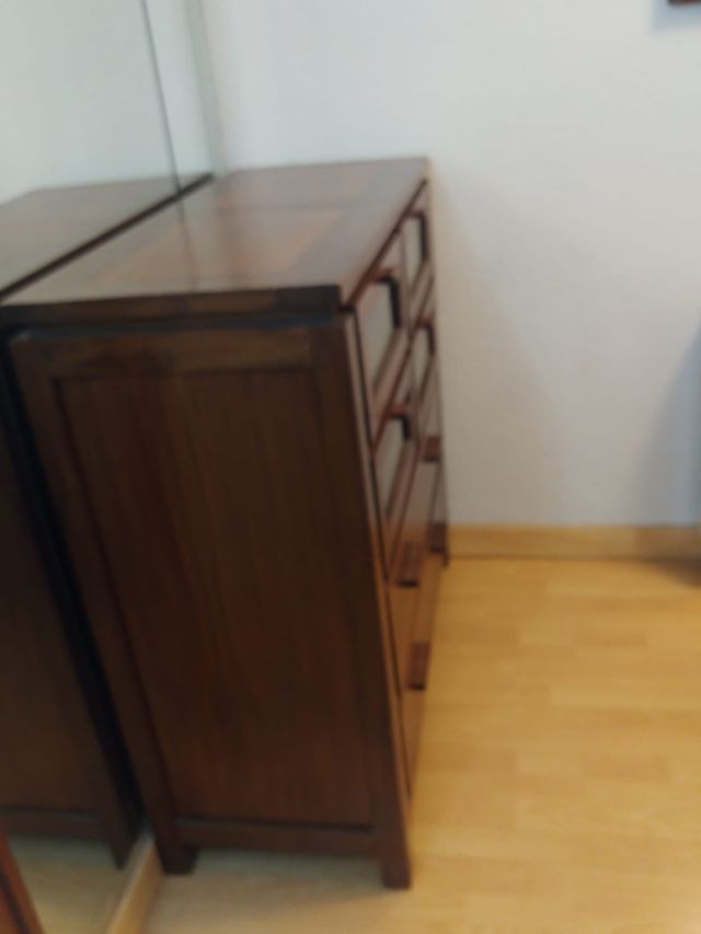 Recibidor de madera con espejo