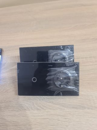 Interruptor Táctil + Enchufe Negro