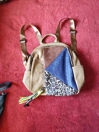 Mochila bolso beige y multicolor