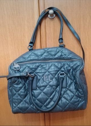 Bolso de piel gris acolchado