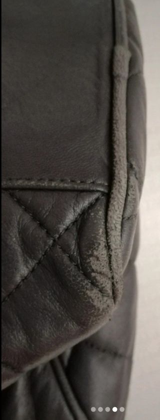 Bolso de piel gris acolchado