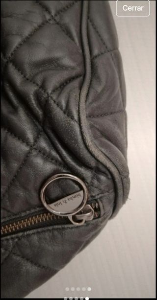 Bolso de piel gris acolchado