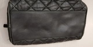 Bolso de piel gris acolchado