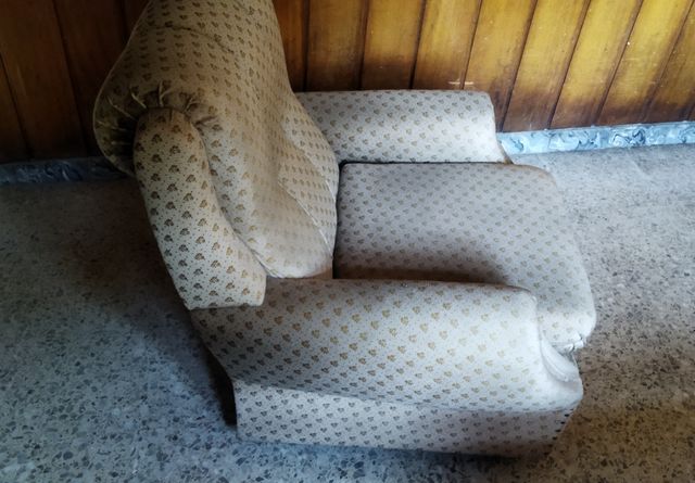 Sillón de terciopelo beige y marrón