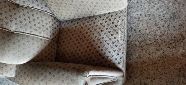 Sillón de terciopelo beige y marrón