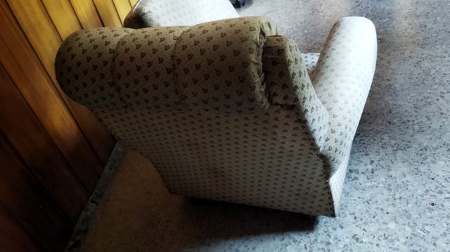 Sillón de terciopelo beige y marrón