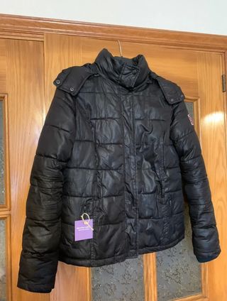 Abrigo plumífero negro con capucha