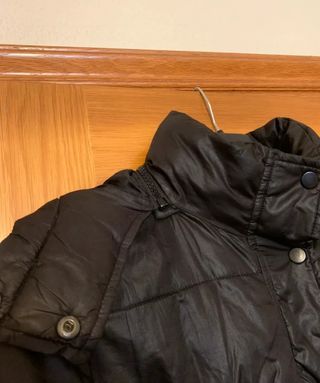 Abrigo plumífero negro con capucha