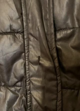 Abrigo plumífero negro con capucha