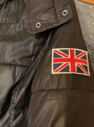 Abrigo plumífero negro con capucha