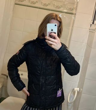 Abrigo plumífero negro con capucha