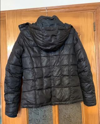 Abrigo plumífero negro con capucha