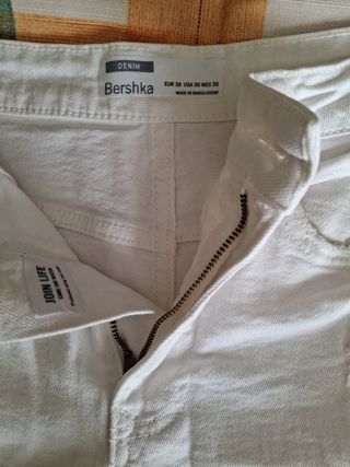 Pantalones cortos blancos rotos