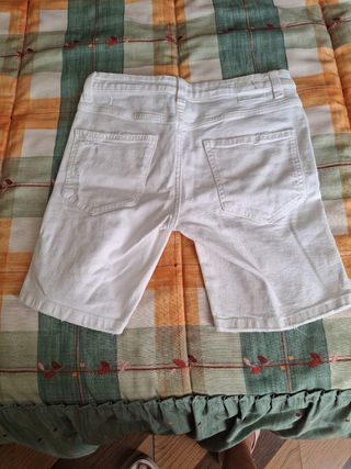 Pantalones cortos blancos rotos