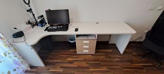 Mesa de escritorio de madera blanca y marrón