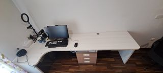 Mesa de escritorio de madera blanca y marrón