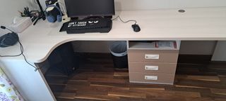Mesa de escritorio de madera blanca y marrón