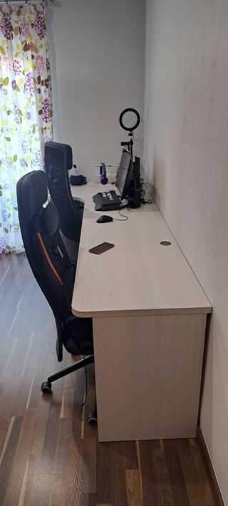 Mesa de escritorio de madera blanca y marrón
