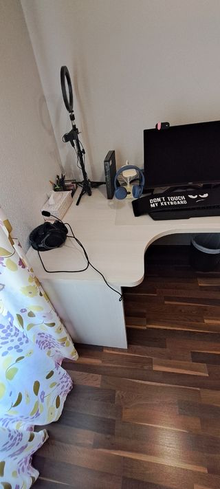 Mesa de escritorio de madera blanca y marrón