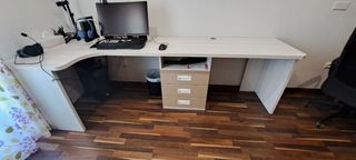 Mesa de escritorio de madera blanca y marrón
