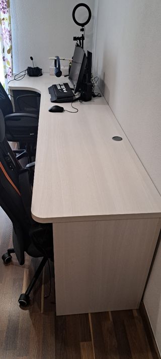 Mesa de escritorio de madera blanca y marrón