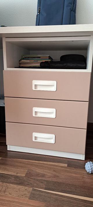 Mesa de escritorio de madera blanca y marrón