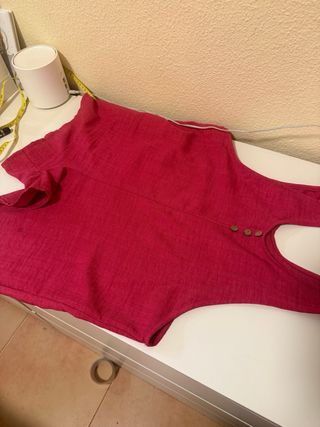 Mono rosa fucsia con botones