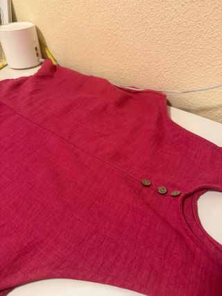 Mono rosa fucsia con botones