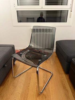 Sillas Ikea Tobias transparentes y plateadas