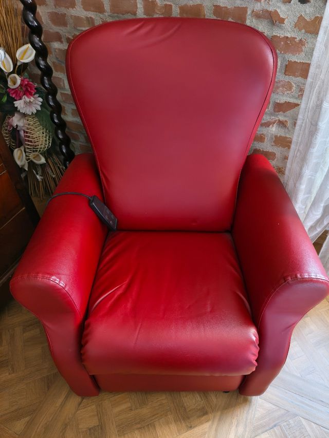 Poltrona elettrica rossa in pelle nuova mai usata