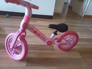 Bicicleta de equilibrio rosa