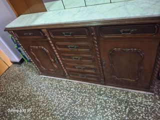 Recibidor de madera y mármol