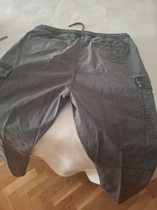 2 Pantalones Ajustados al Tobillo.