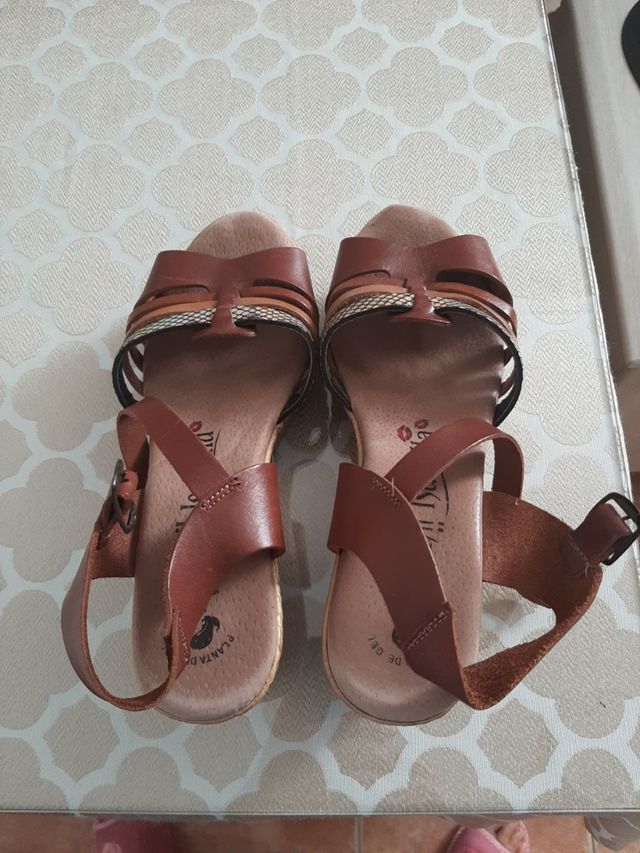 Sandalias de cuero marrón