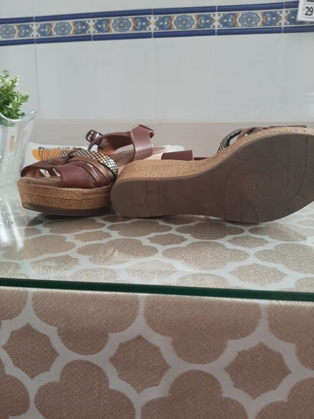 Sandalias de cuero marrón